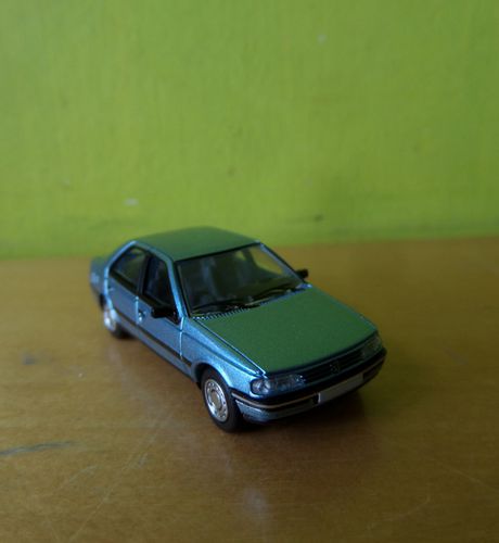 PCX H0 870746 Peugeot 405 licht blauw