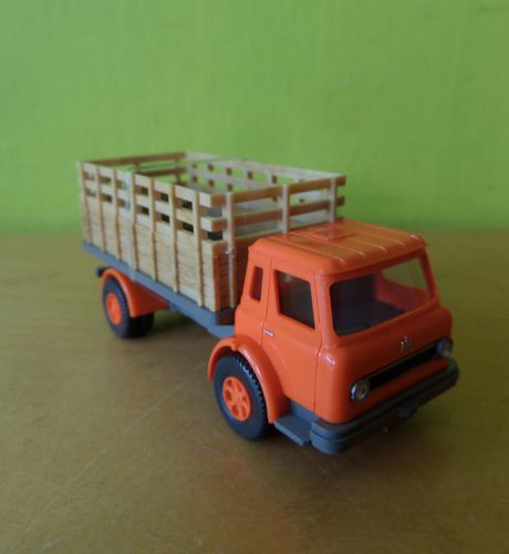 Wiking H0 44604 Int. Harvester met houten opbouw