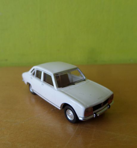 Brekina H0 29123 Peugeot 504 wit
