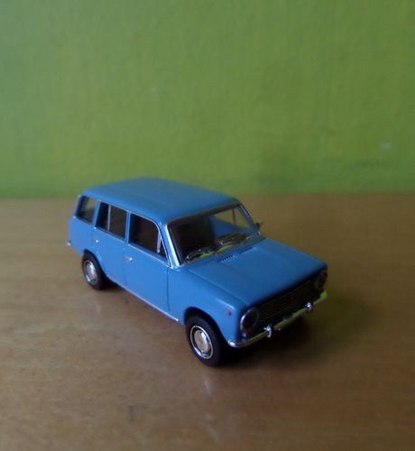 Brekina H0 22425  Fiat 124 Familare blauw