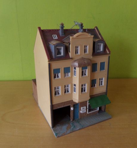 Kibri H0 Stadspand met winkel en garage