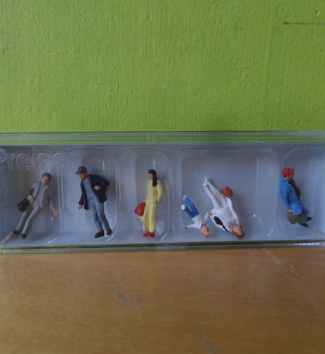 Preiser H0 14042 Lopende voorbijgangers