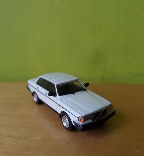 Minichamps H0 870171401  Volvo 240 GL