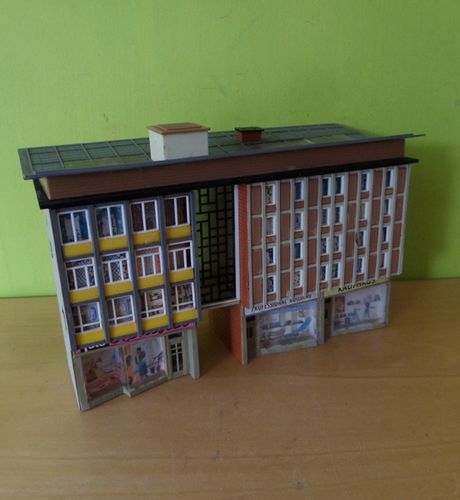 Faller H0 "Moderne " flat met winkels