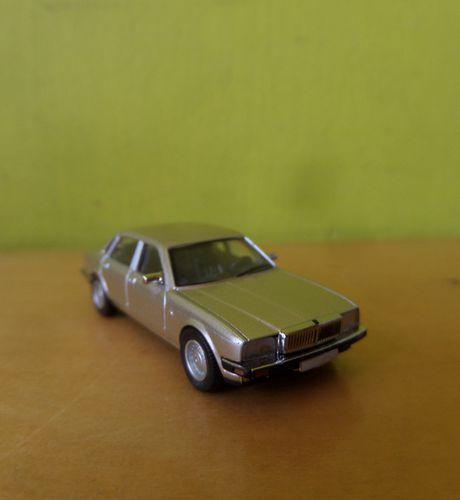 PCX H0 870160 Jaguar XJ 40 metallic beige