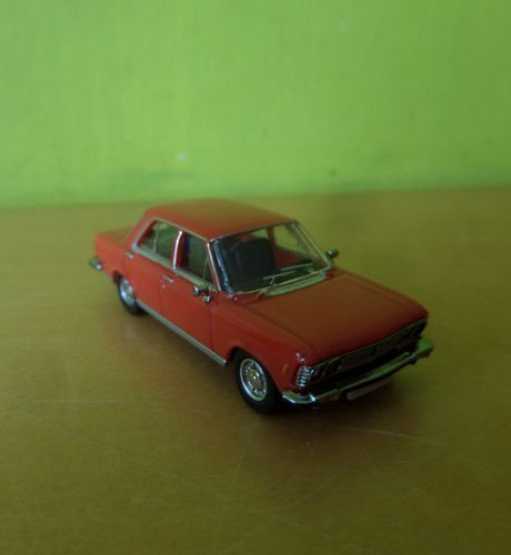 PCX H0 870636 Fiat 130 rood