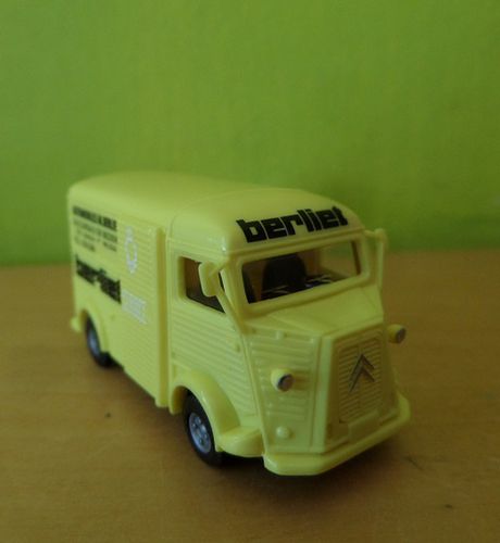 Busch H0 41966 Citroen H "Berliet"
