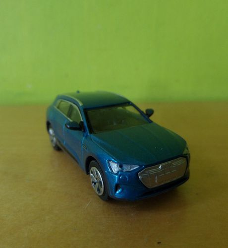 Minichamps H0 870018220 Audi E-tron