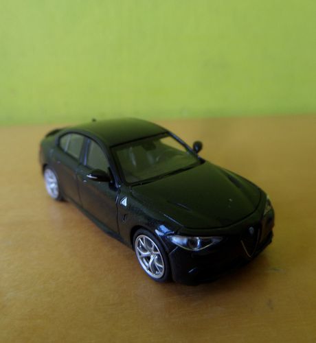 Minichamps H0 870120106 Alfa Romeo Guilia QV zwart