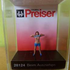 Preiser H0 28124 Meisje kleed zich uit