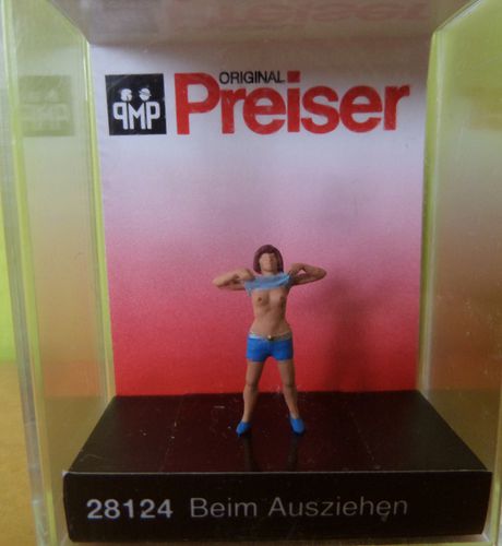 Preiser H0 28124 Meisje kleed zich uit