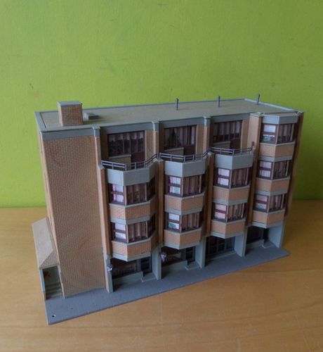 Kibri H0 Moderne woonflat met winkels