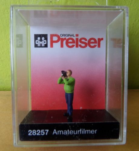 Preiser H0 28257 Amateur filmer