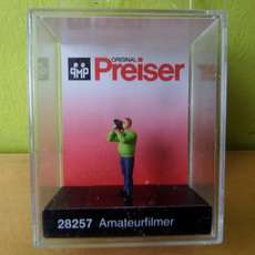 Preiser H0 28257 Amateur filmer