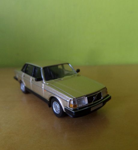 PCX H0 870417 Volvo 240 metallic beige