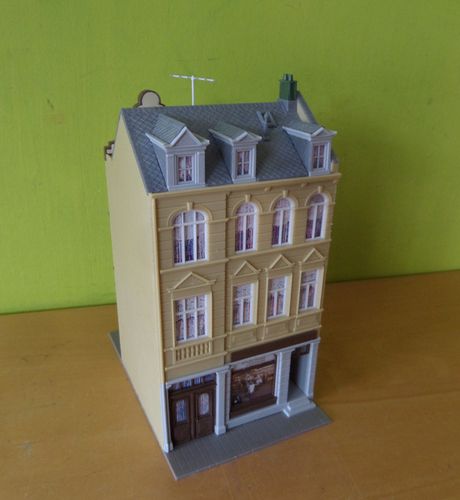 Kibri H0 Stadspand met Sport winkel