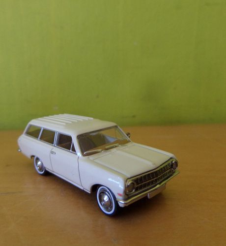 Brekina H0 20470 Opel Record Caravan wit