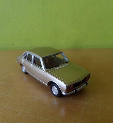 Brekina H0 29126 Peugeot 504 gold