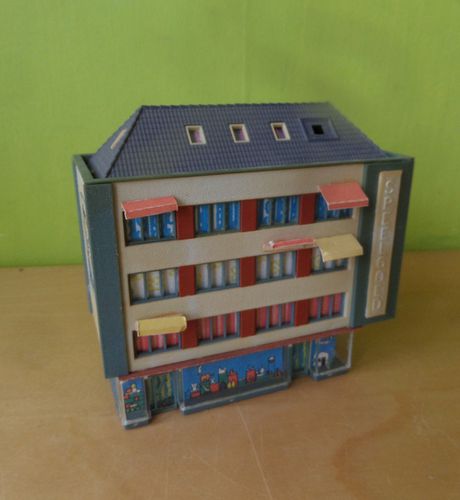 Vollmer  N Moderne Woonflat met winkels