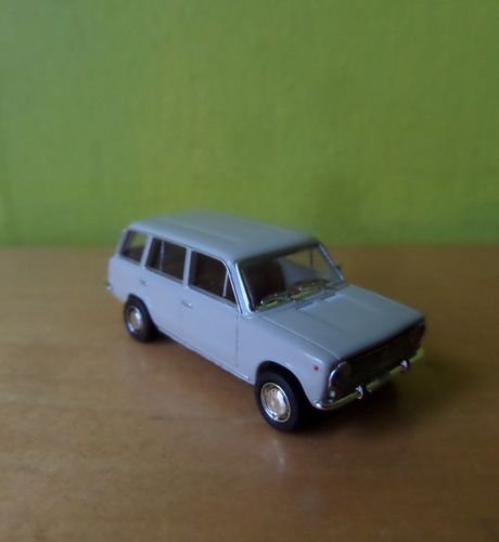 Brekina H0 22429  Fiat 124 Familare  grijs