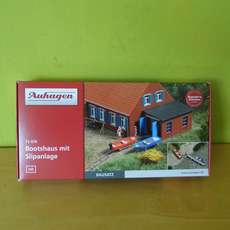 Auhagen H0 11476 Boothuis met trailer helling