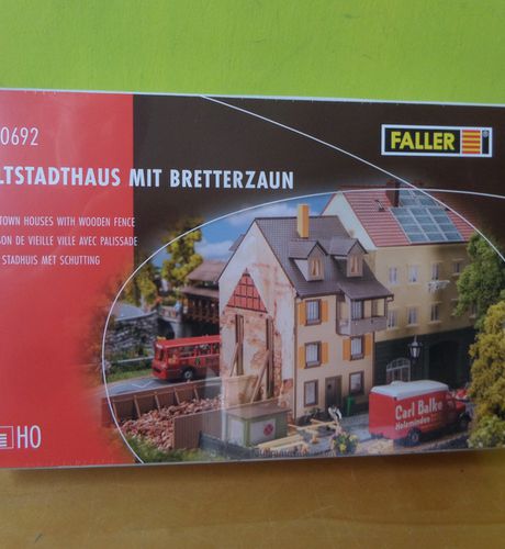 Faller H0 130692 Stadshuis met schutting