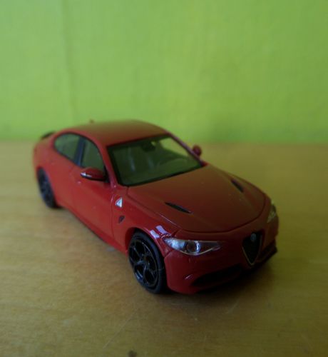 Minichamps H0 870120105 Alfa Romeo Guilia QV rood