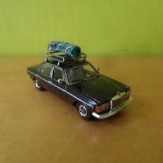 Busch H0 46863 Mercedes W123 "kerstboom"