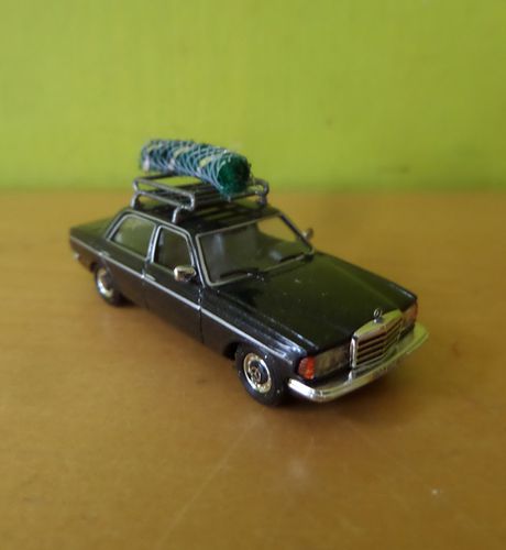 Busch H0 46863 Mercedes W123 "kerstboom"