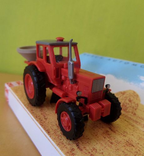 Busch H0 51363 Belarus MTS 50 tractor met gierstrooier