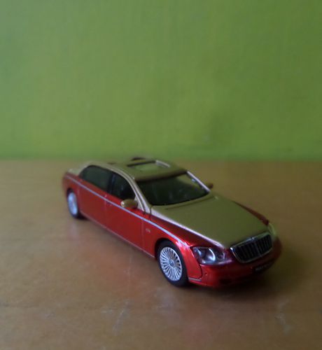 Micro City H0 0034 Maybach 62 S rood / goud
