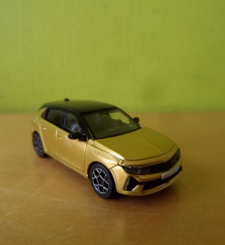 PCX H0 870591 Opel Astra L goud / geel
