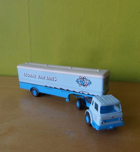 Wiking H0 51330 Int. Harvester "Global van Lines"