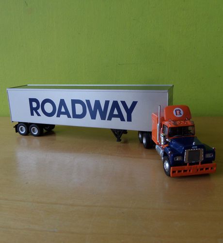Brekina H0 85813  Mack RS 700 Roadway
