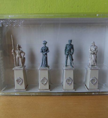 Preiser H0 10525  4 standbeelden